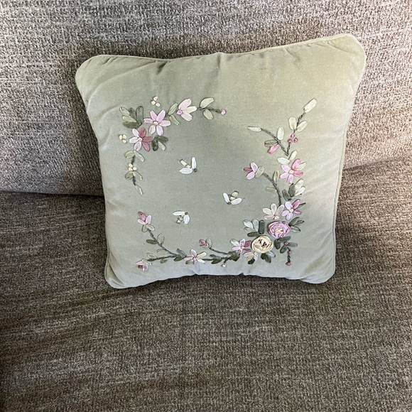 4 small throw pillows - Picture 7 of 10